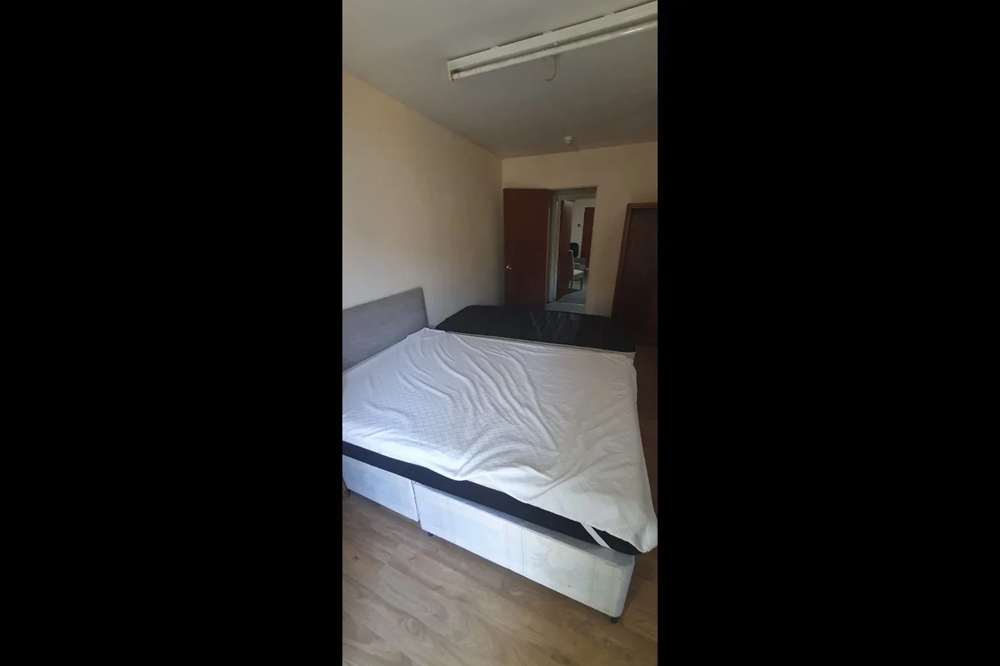 Flat Vicarage Farm Road in Greater London