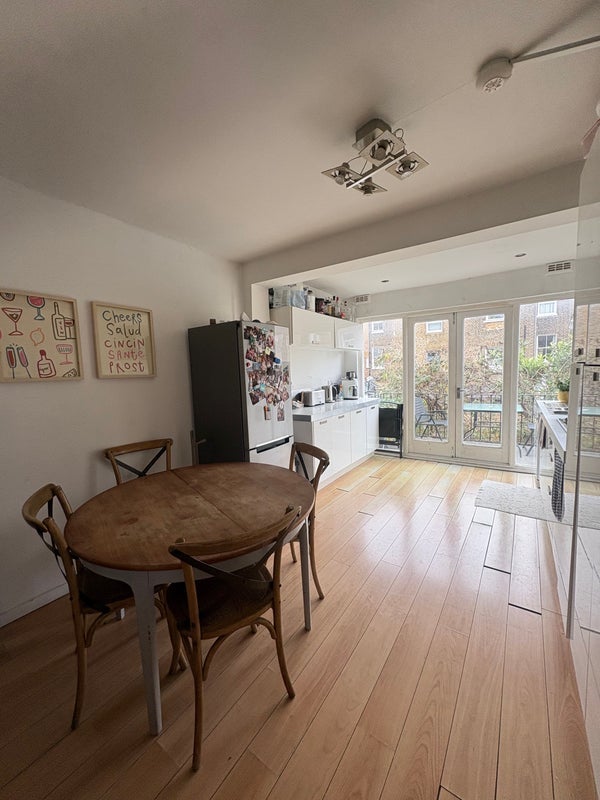 Room Radipole Road in Greater London