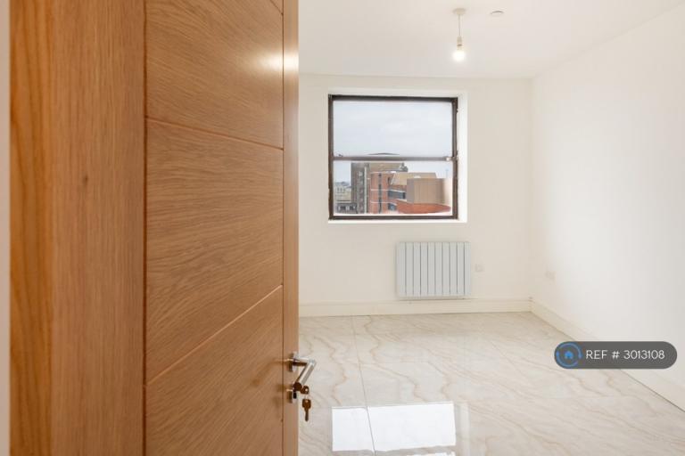 Flat Farnsby Street in Swindon