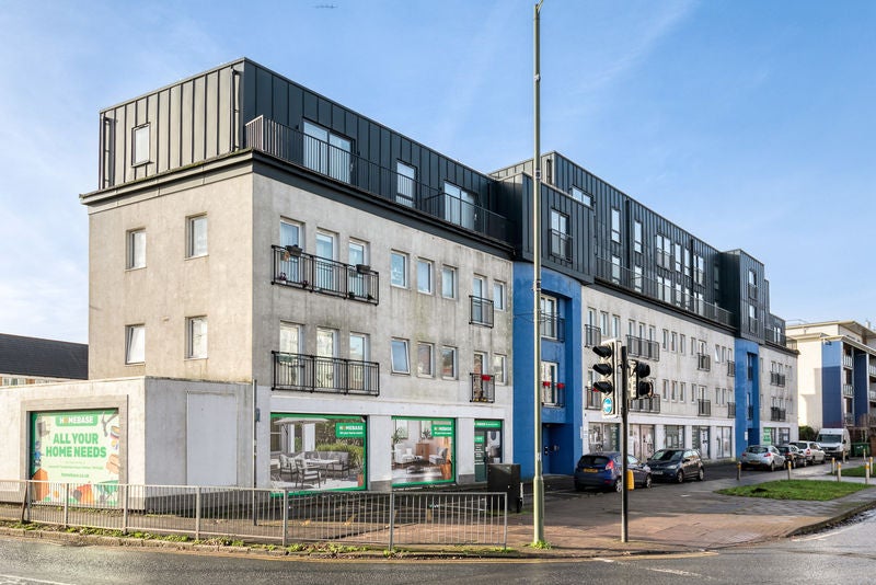Flat Ashley Road in Walton-on-Thames