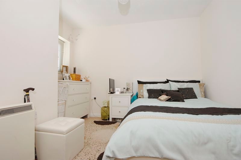 Flat Ashley Road in Walton-on-Thames