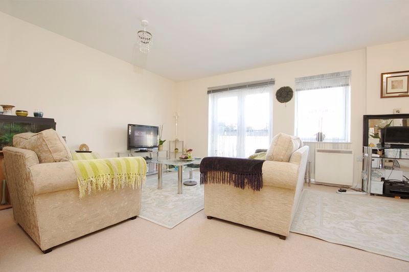 Flat Ashley Road in Walton-on-Thames