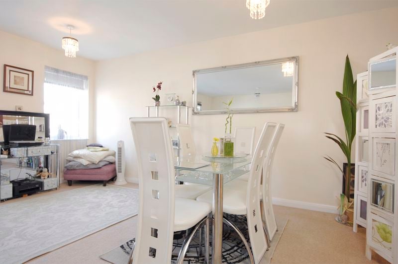 Flat Ashley Road in Walton-on-Thames