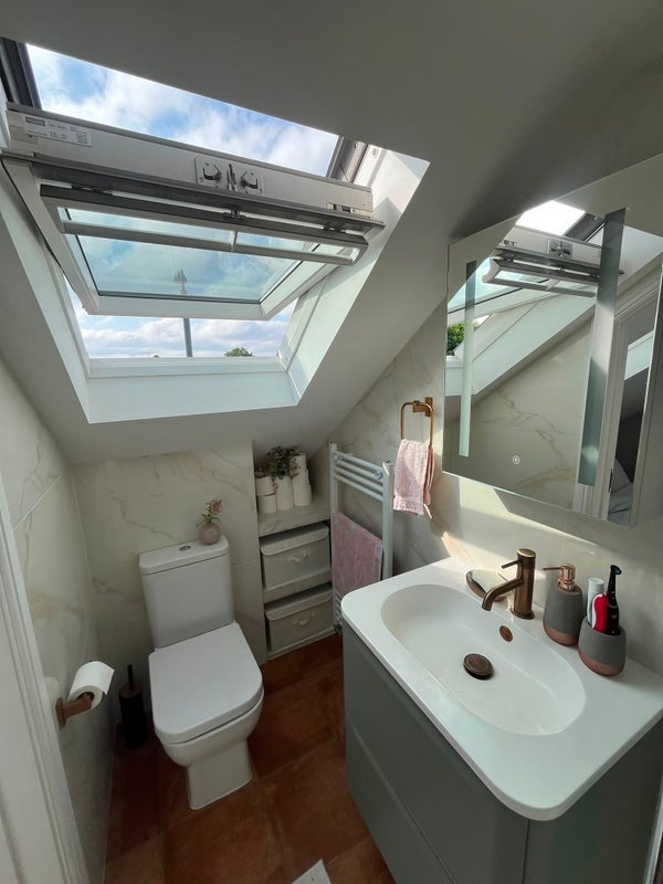 Room Warren Road in Greater London
