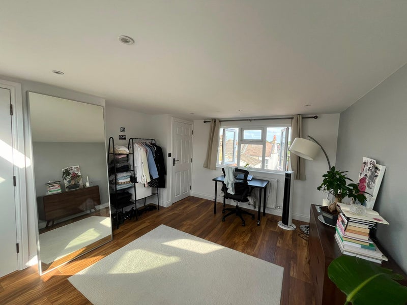 Room Warren Road in Greater London