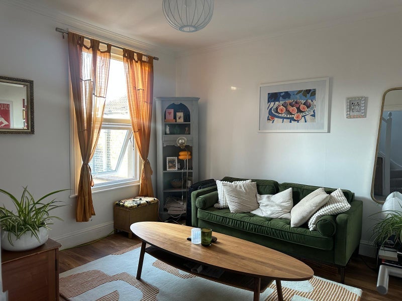 Room Warren Road in Greater London
