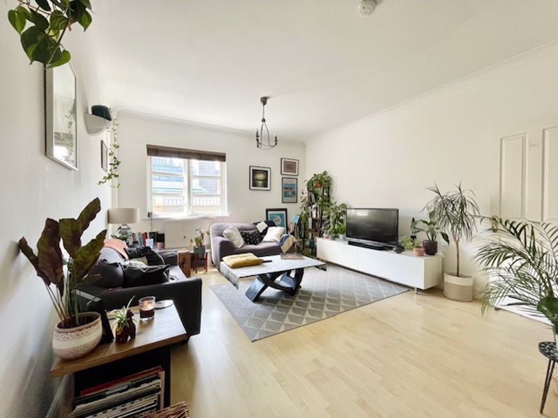 Flat Plumbers Row in Greater London