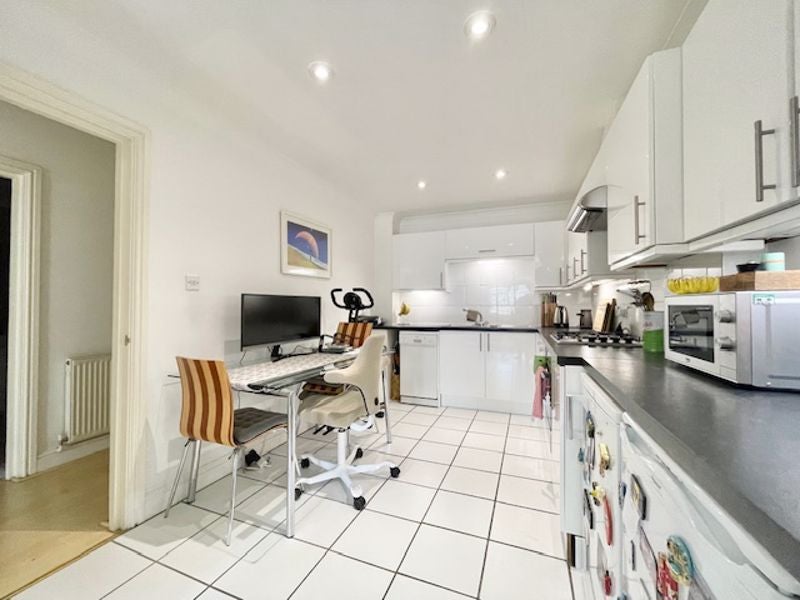 Flat Plumbers Row in Greater London