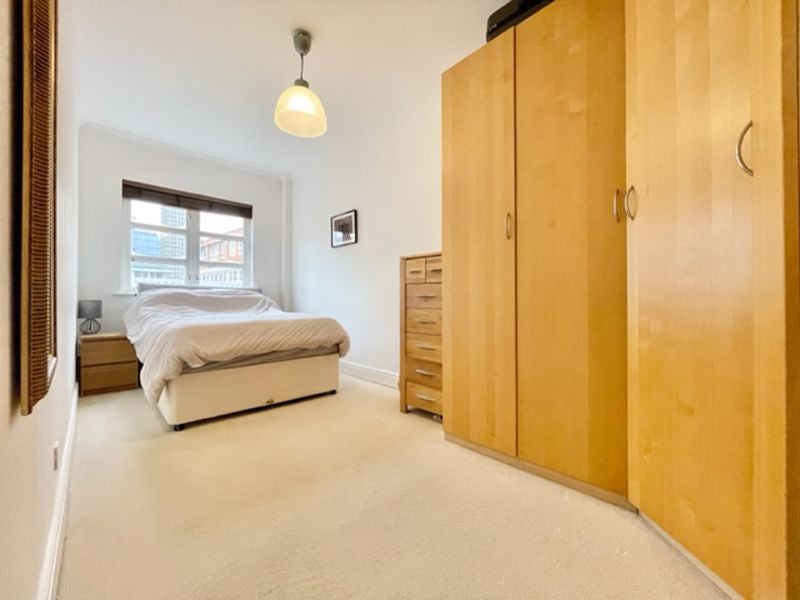 Flat Plumbers Row in Greater London