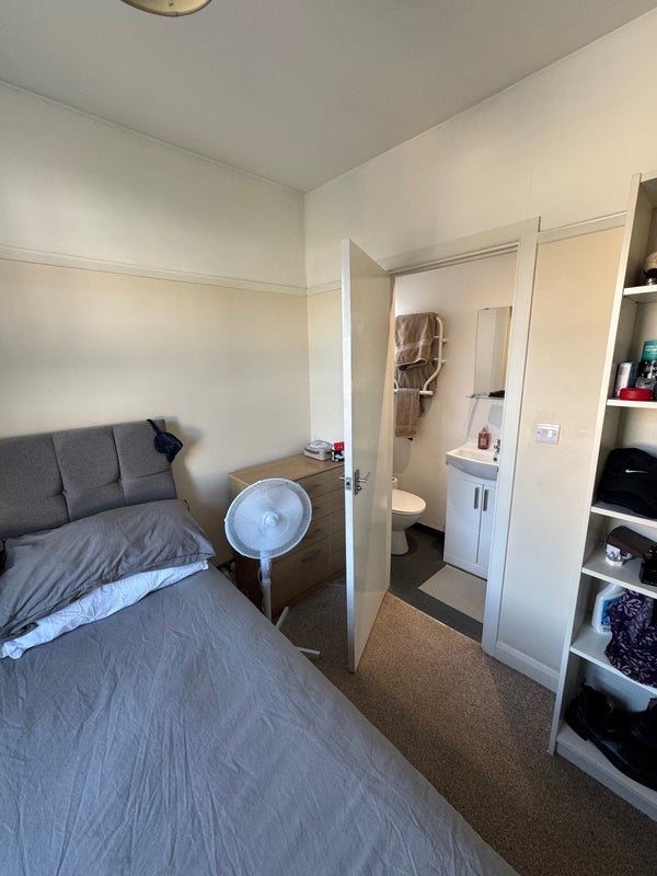 Room Thurleigh Road in Greater London