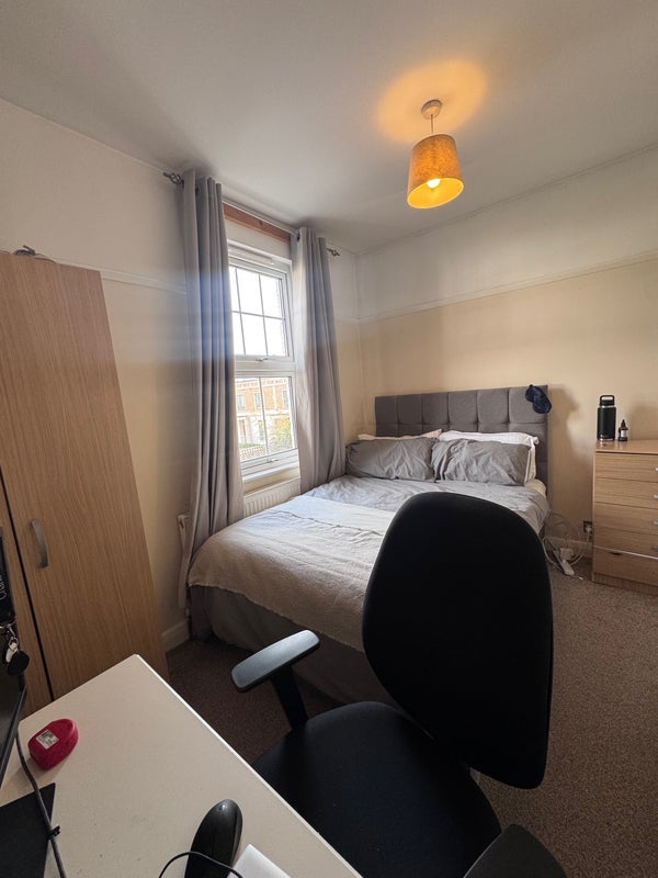 Room Thurleigh Road in Greater London