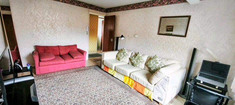 Room Hanover Court in Barry