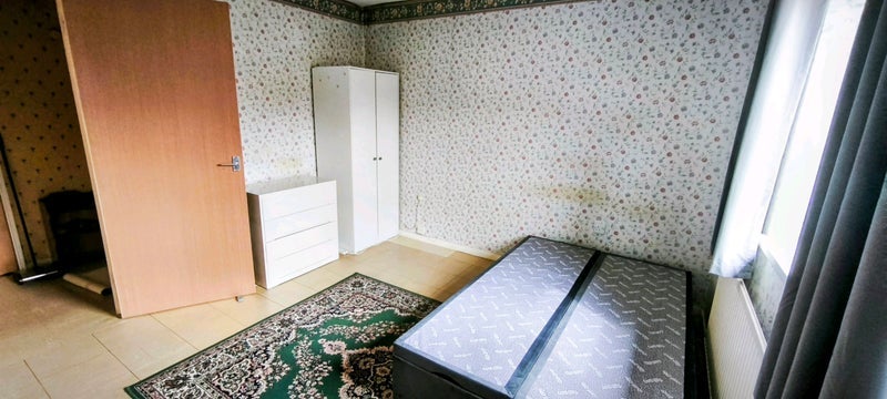 Room Hanover Court in Barry
