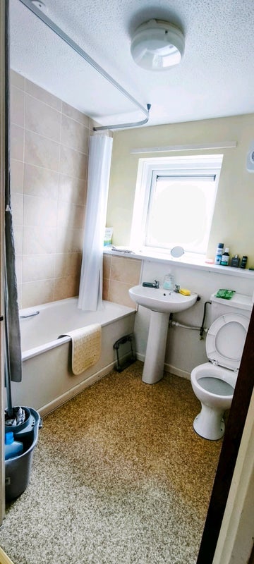Room Hanover Court in Barry