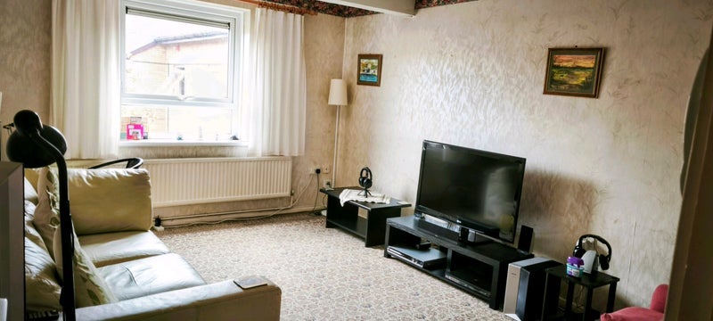 Room Hanover Court in Barry