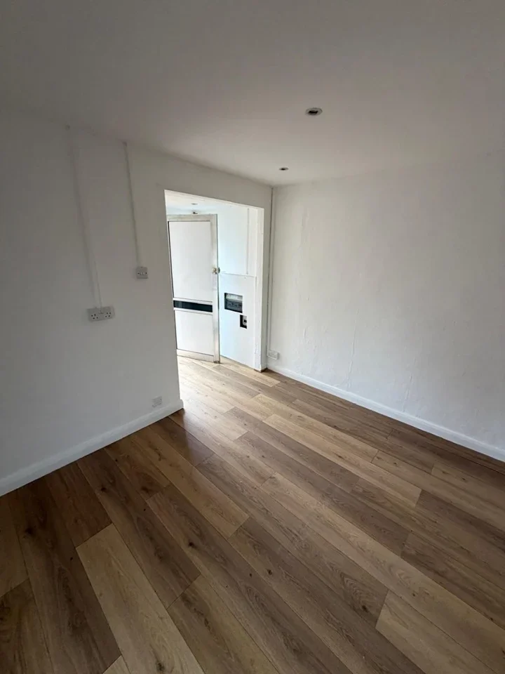 Flat Robinson Road in Greater London