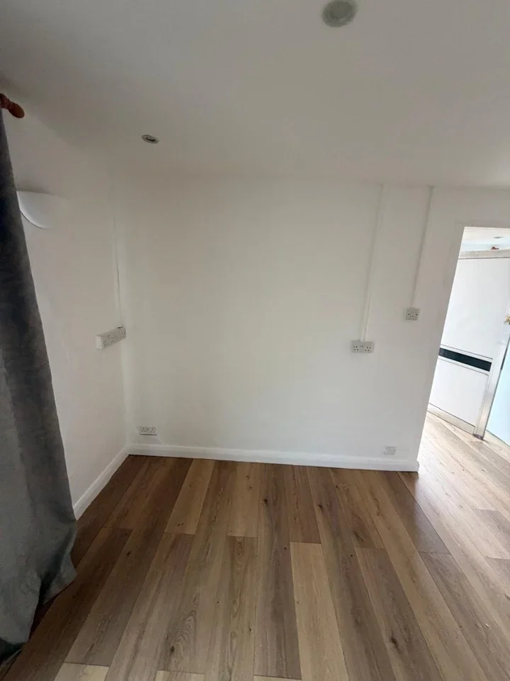 Flat Robinson Road in Greater London