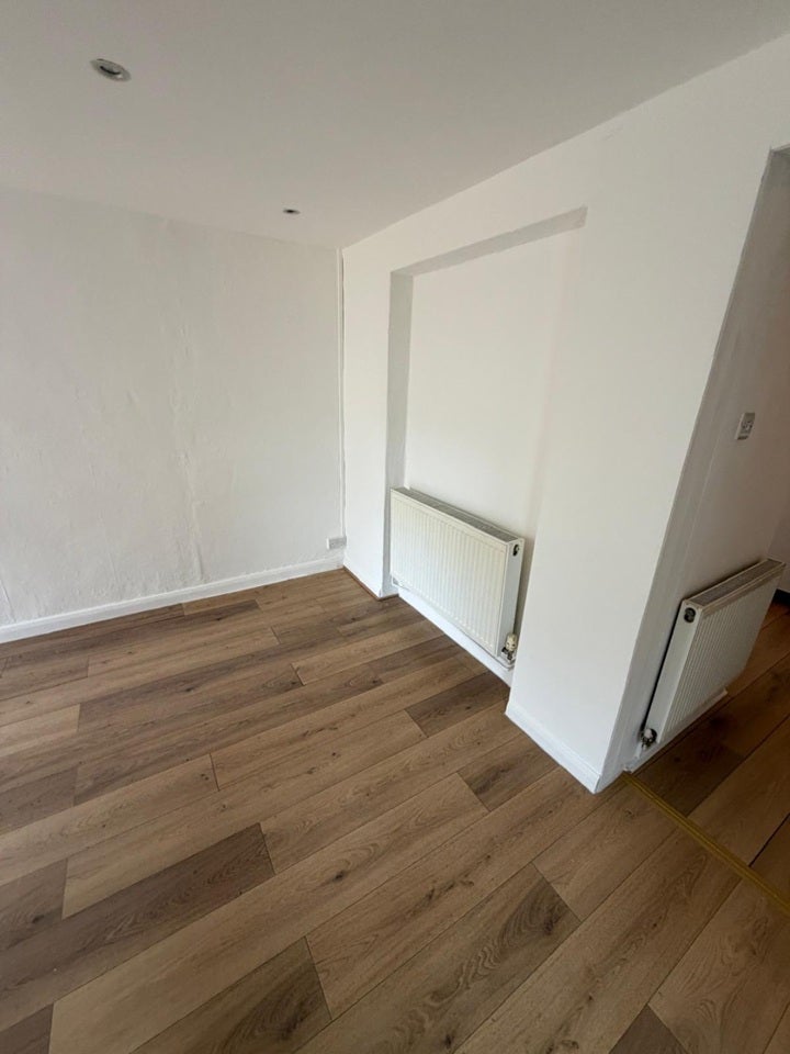 Flat Robinson Road in Greater London