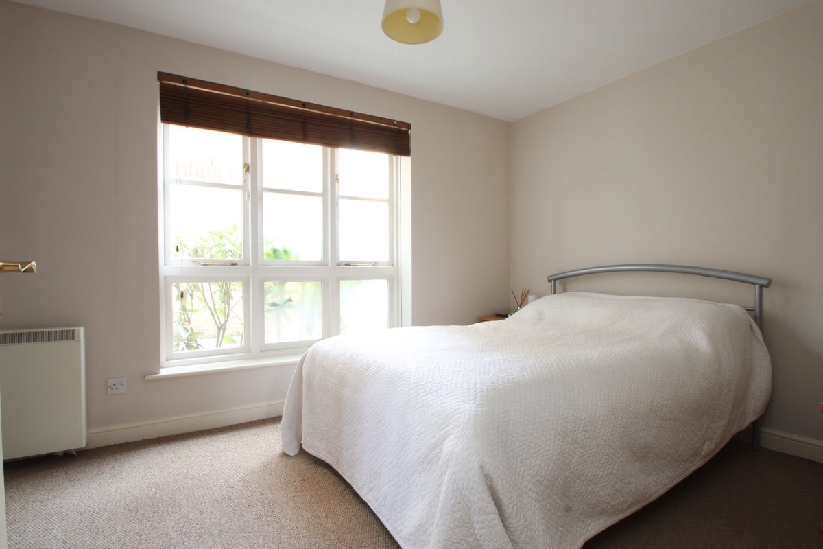Flat Wheat Sheaf Close in Greater London