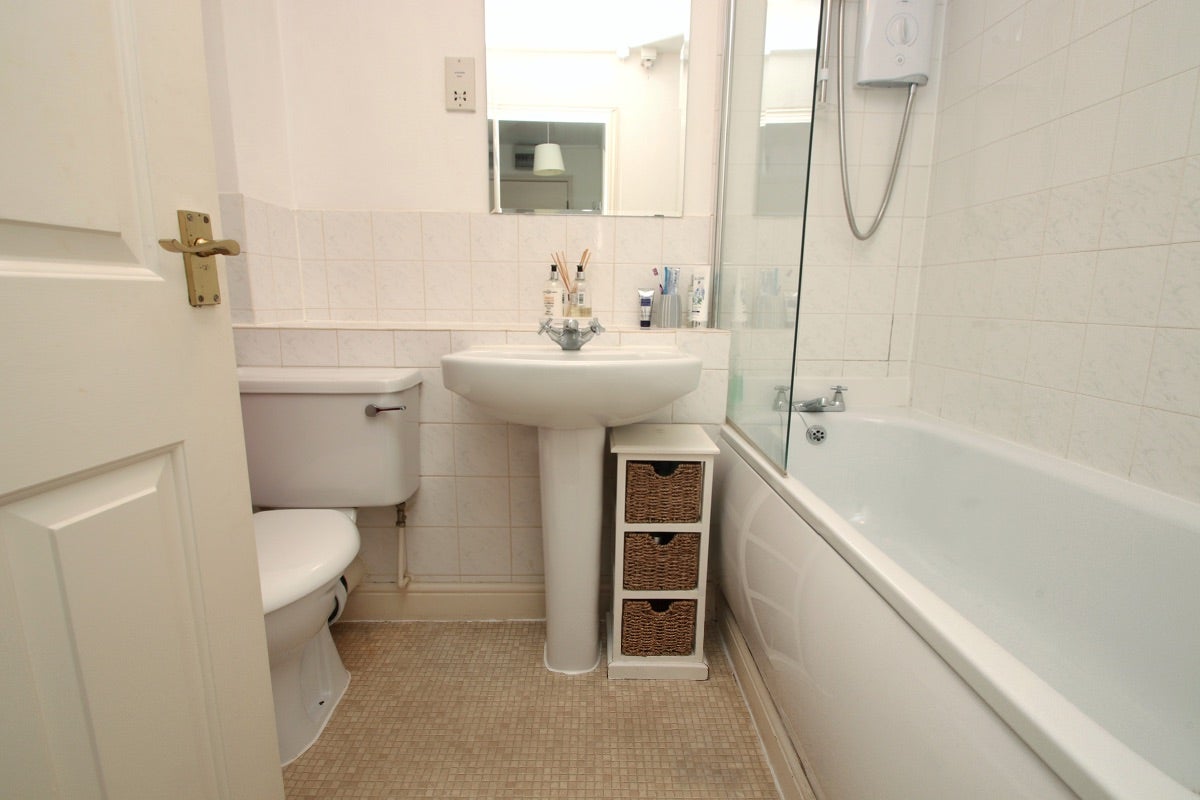 Flat Wheat Sheaf Close in Greater London
