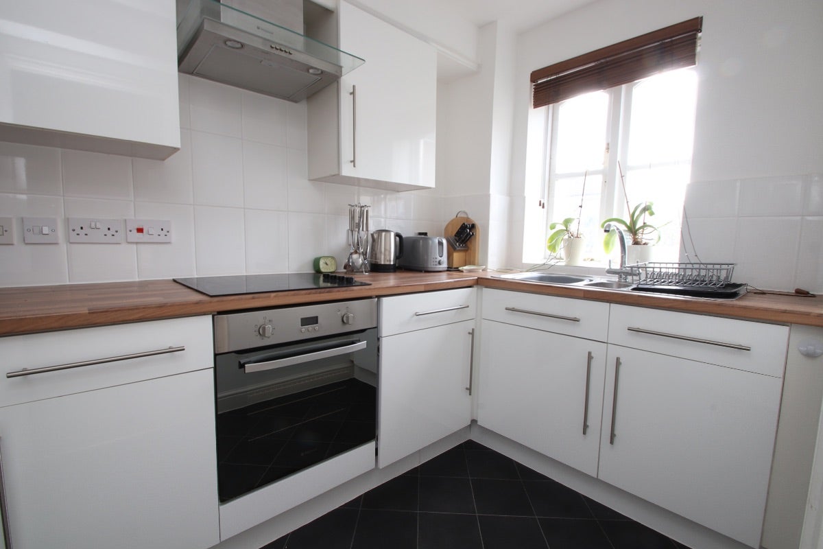 Flat Wheat Sheaf Close in Greater London