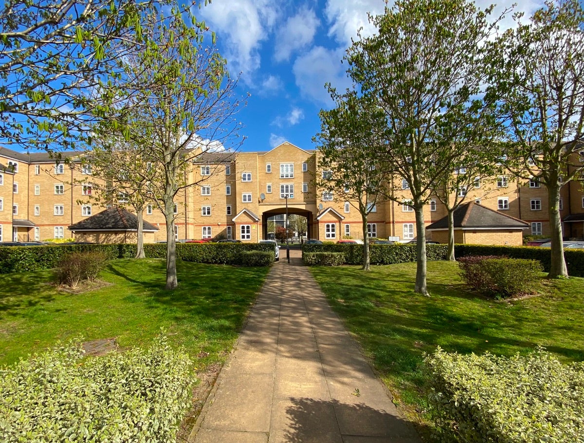 Flat Wheat Sheaf Close in Greater London