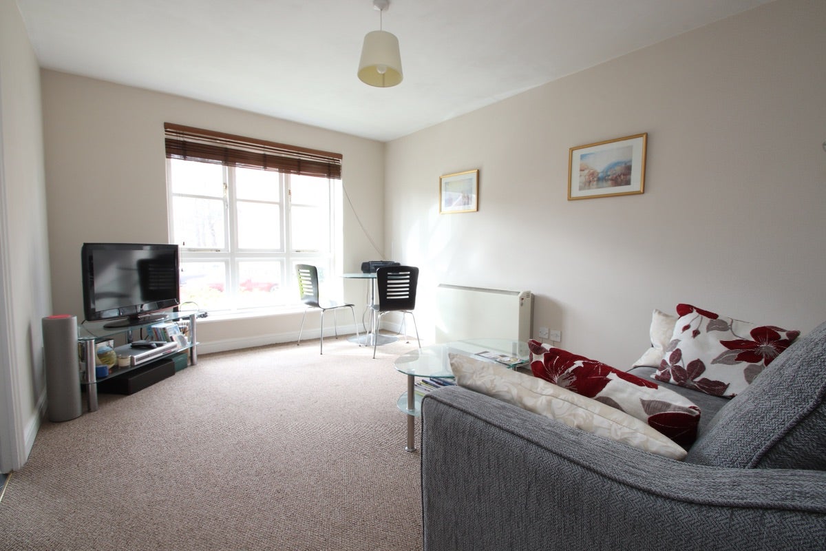 Flat Wheat Sheaf Close in Greater London