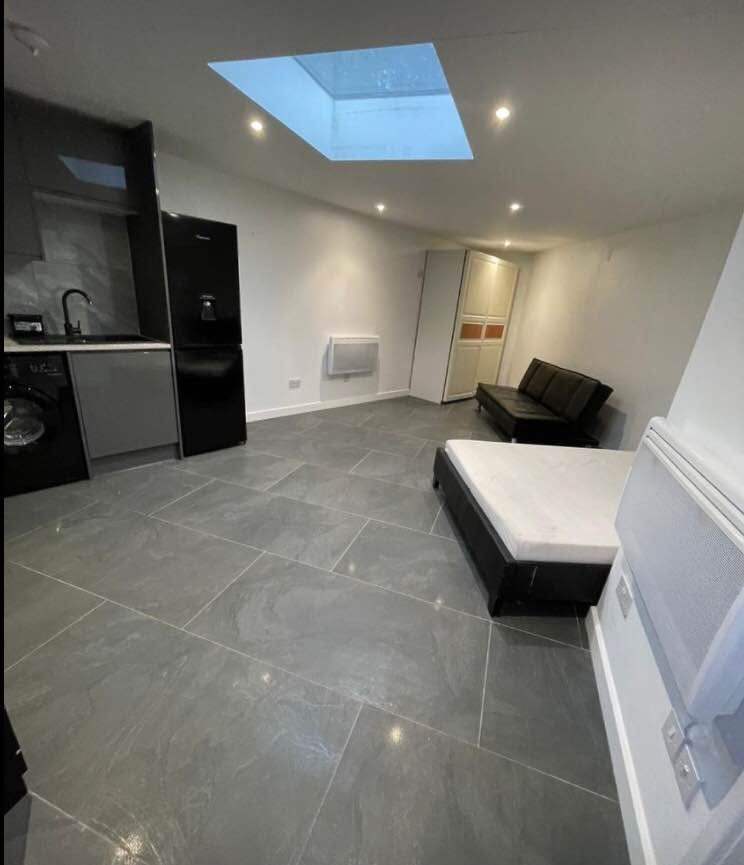 Flat Worcesters Avenue in Greater London