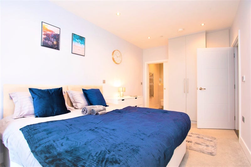 Room Roach Road in Greater London