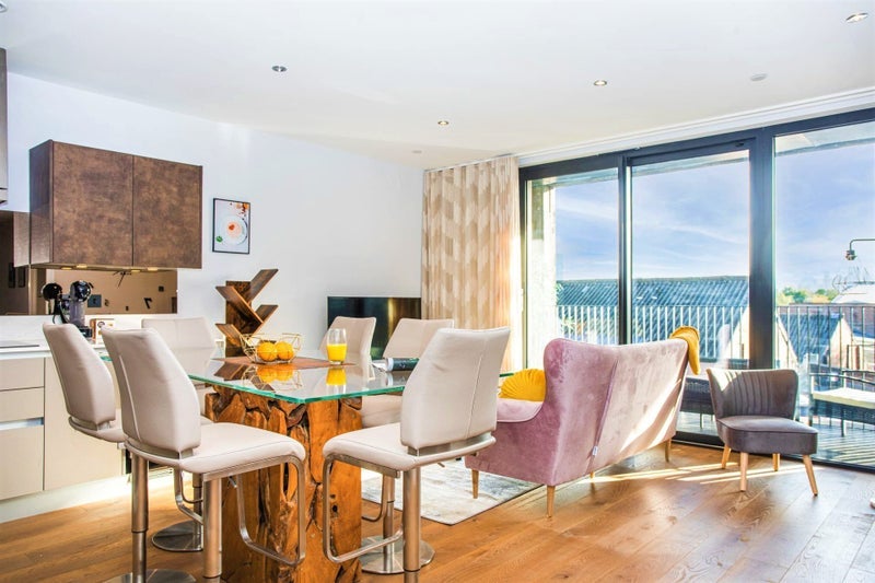 Room Roach Road in Greater London
