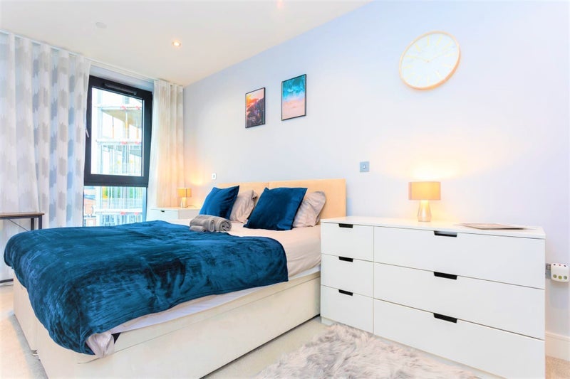 Room Roach Road in Greater London