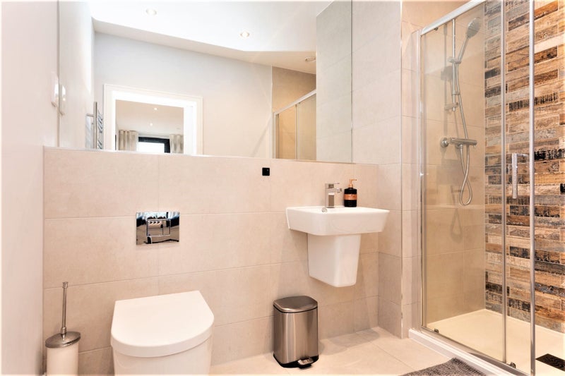 Room Roach Road in Greater London