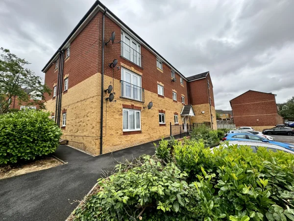 Flat Knightswood Road in Manchester