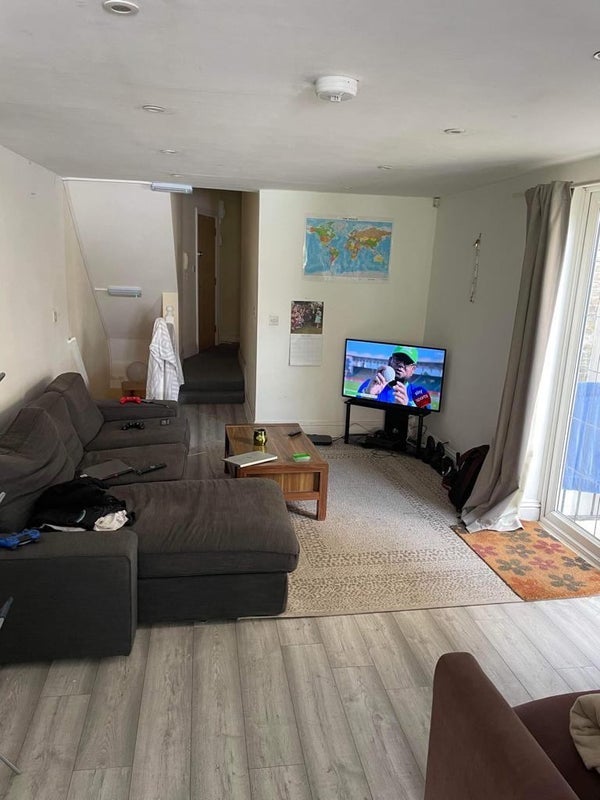 Room Valmar Road in Greater London