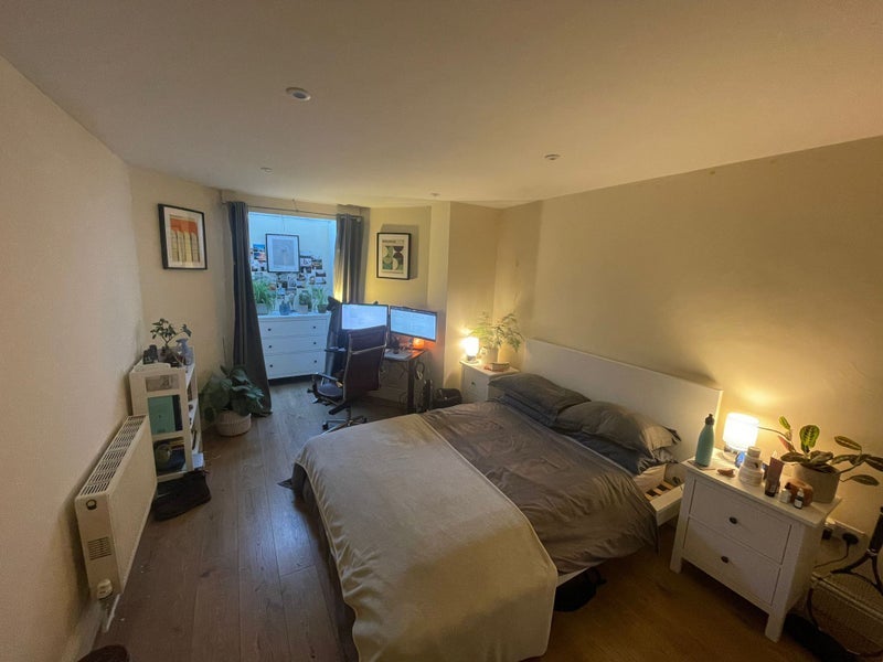 Room Valmar Road in Greater London