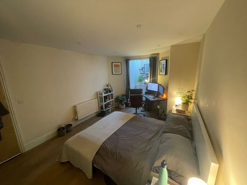 Room Valmar Road in Greater London