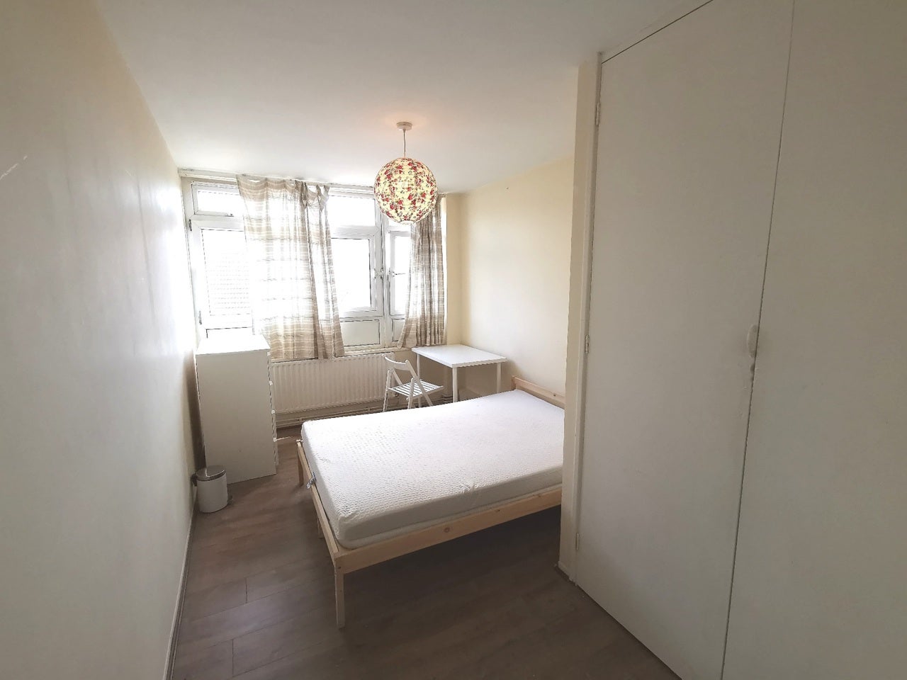 Room Manchester Road in Greater London