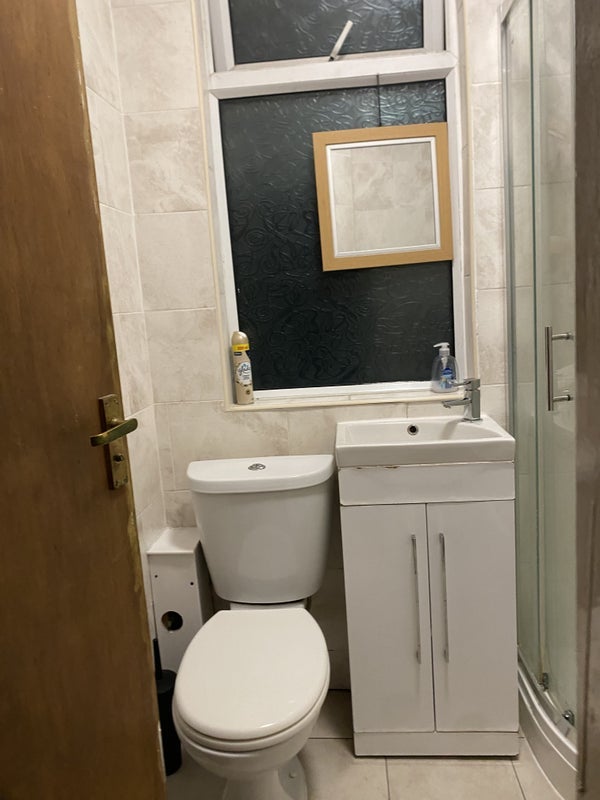 Room Grove Green Road in Greater London