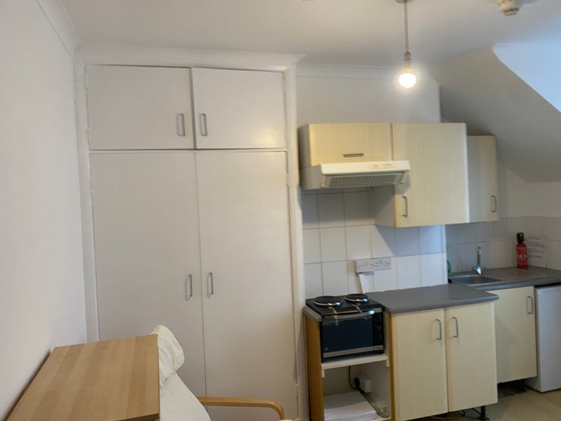 Room Grove Green Road in Greater London