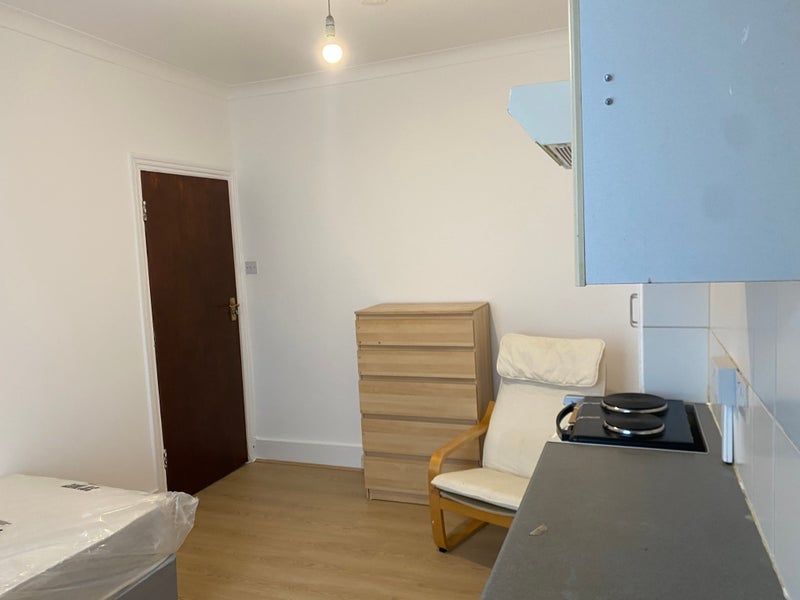 Room Grove Green Road in Greater London