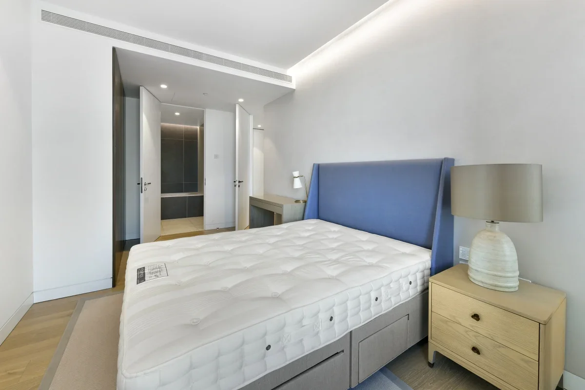 Flat Spenser Street in City of Westminster