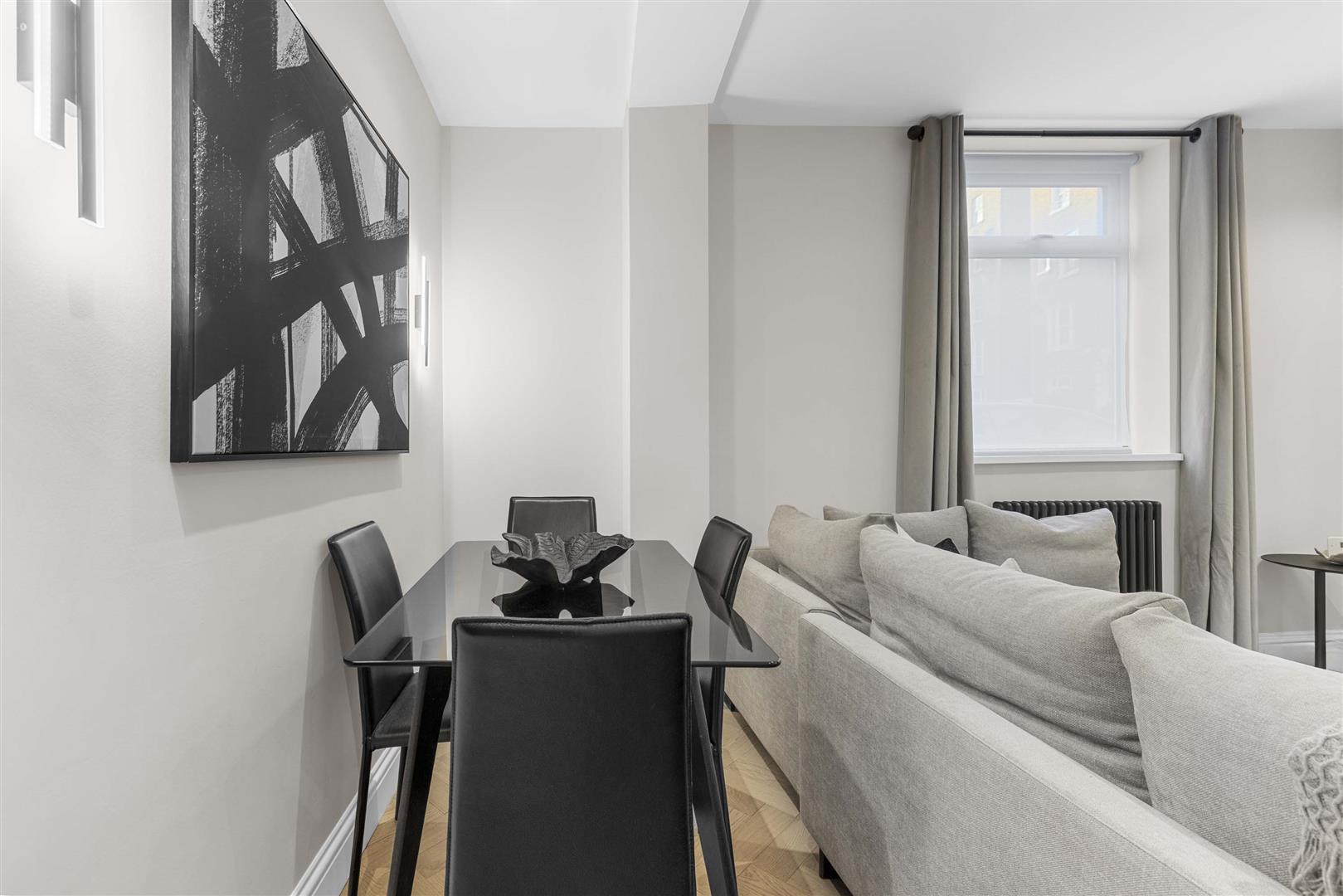 Flat Spear Mews in Greater London