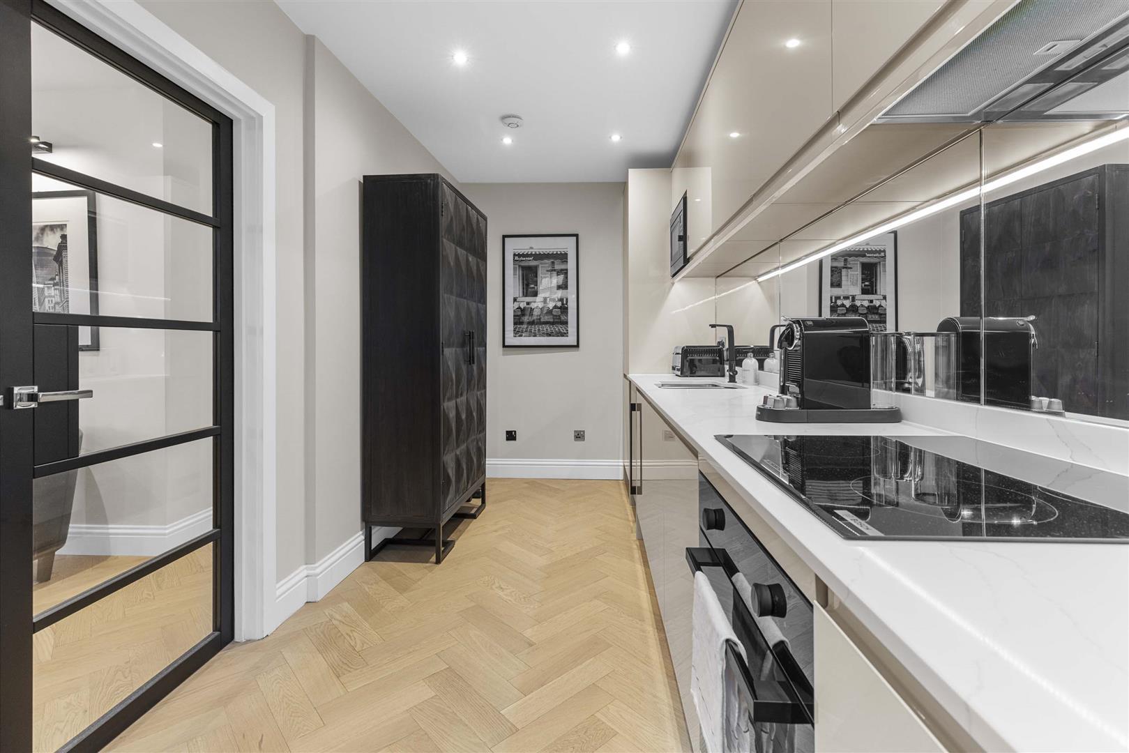 Flat Spear Mews in Greater London