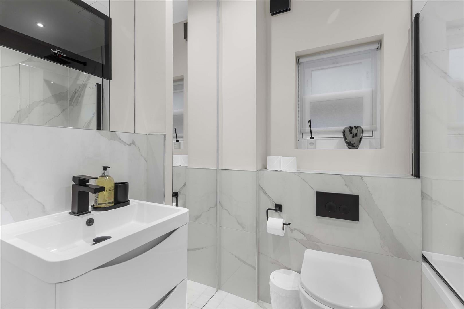 Flat Spear Mews in Greater London