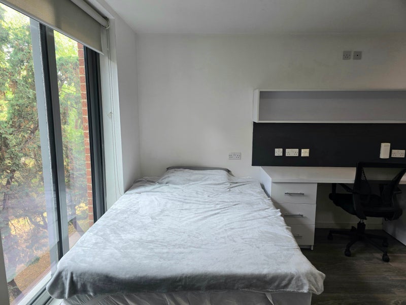 Room Lionel Road North in Greater London