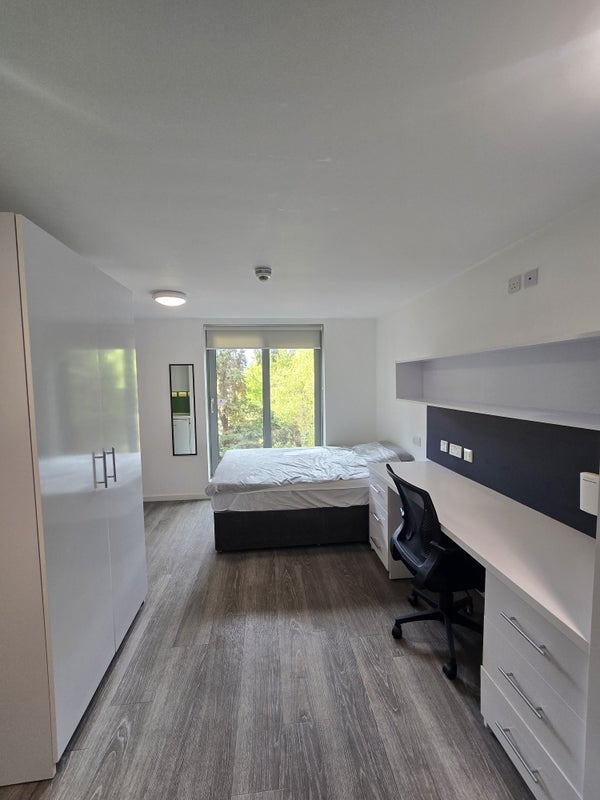 Room Lionel Road North in Greater London