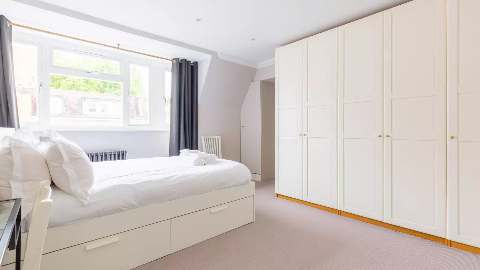 Flat Elm Park Gardens in Greater London