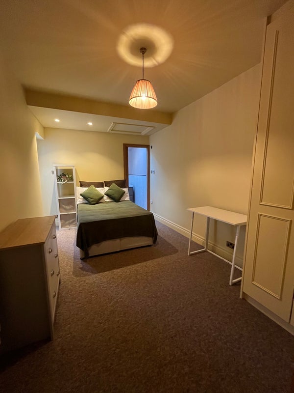 Room Queensmill Road in Greater London