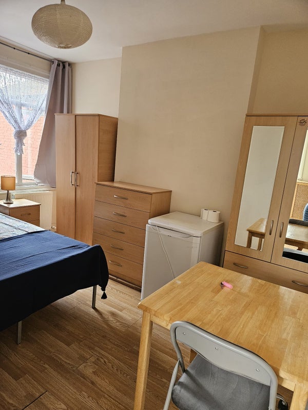 Room Harlesden Road in Greater London