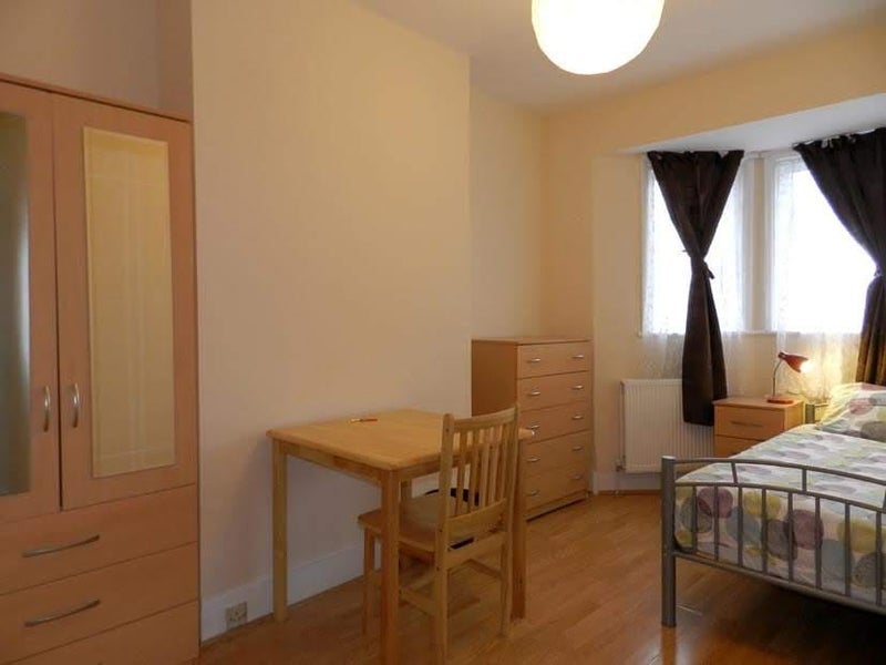 Room Harlesden Road in Greater London